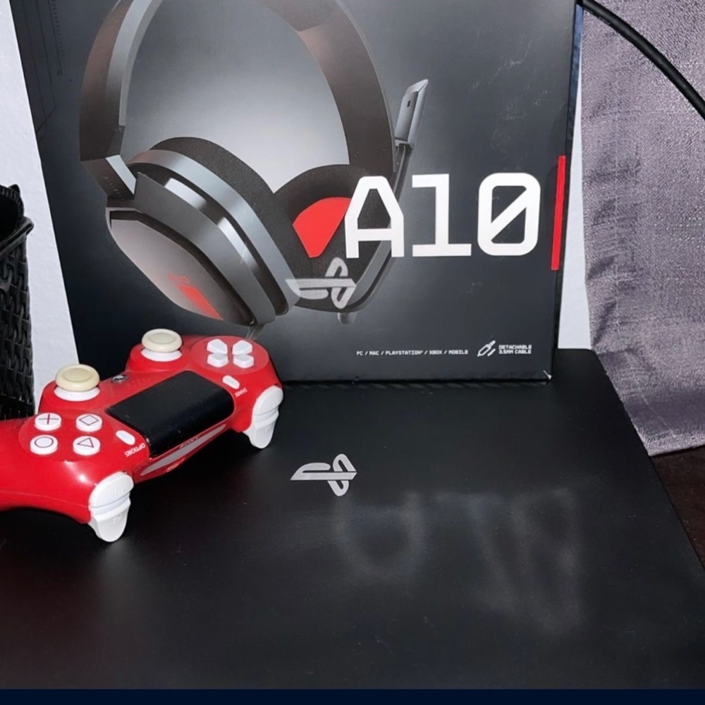 PS4 Pro - Picture 3 of 3